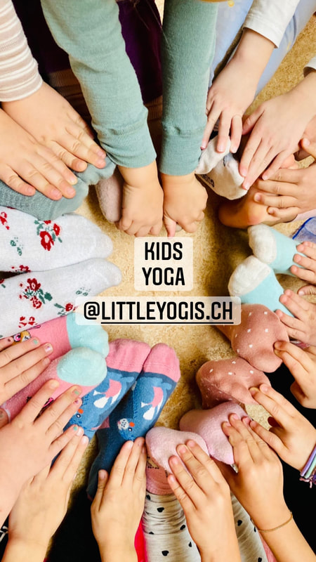 Kinderyoga Gruppenbild Hände und Füsse zur Mitte Partneryoga Pose mit Kindern