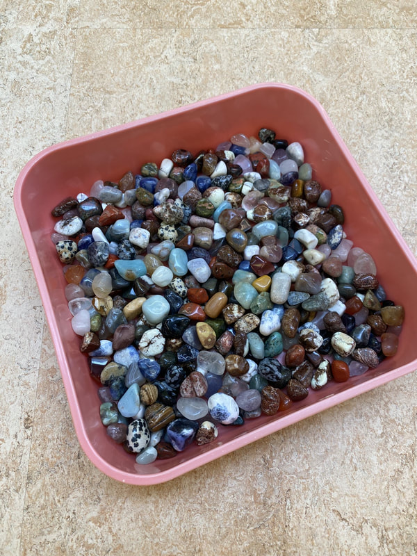 Gemischte Steine in Behälter 1 cm gross zum Mitnehmen für Kinder